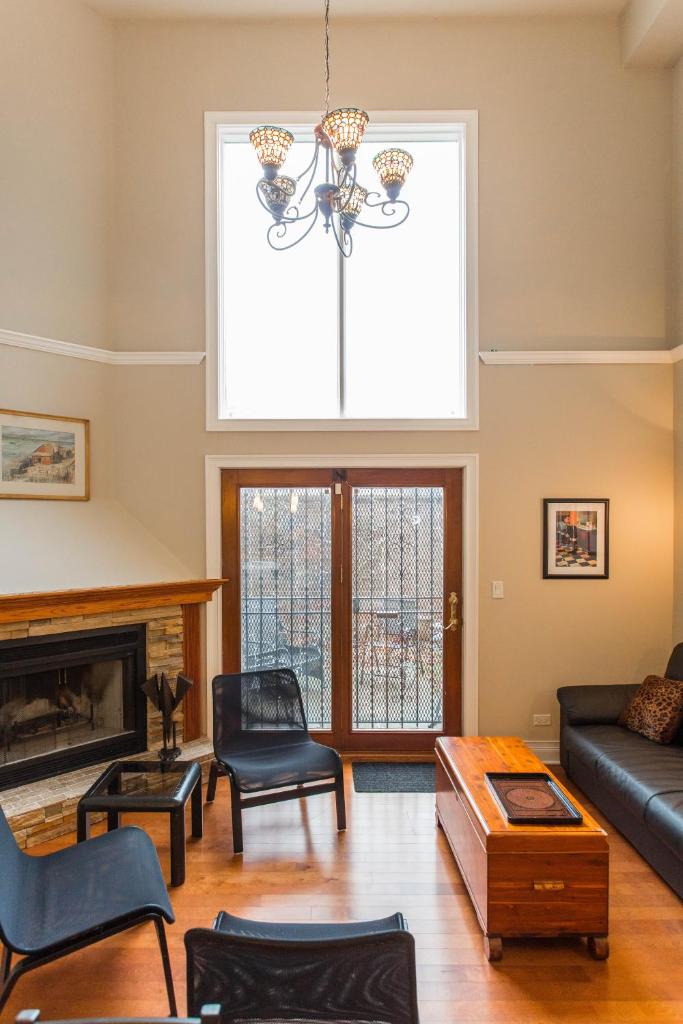 Old Town-Gold Coast Elegant 4 br-4 bath Home/ Free Parking/ Breakfast/ Backyard/ Walk Everywhere