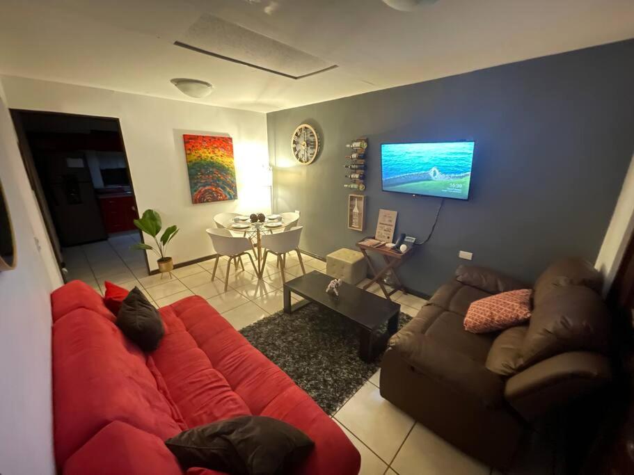 Elegante Casa de 4 Habitaciones a Solo 15 Minutos del Corazón de la Ciudad