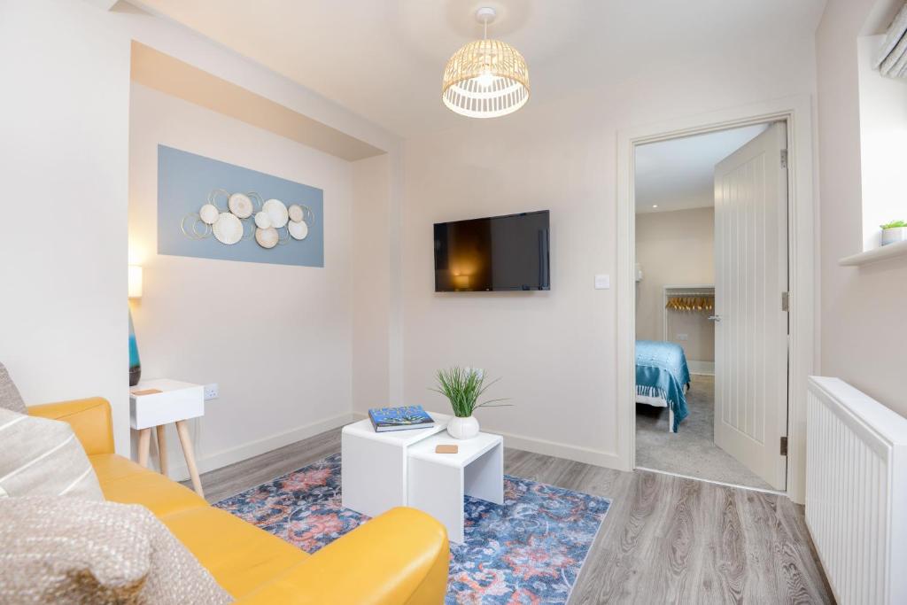 Ocean City Retreats - Apartment One - kingsize bed