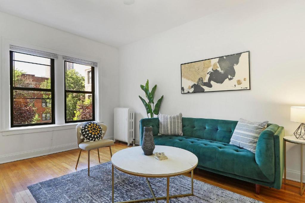 Darling 1BR Lakeview Home near Music Venues