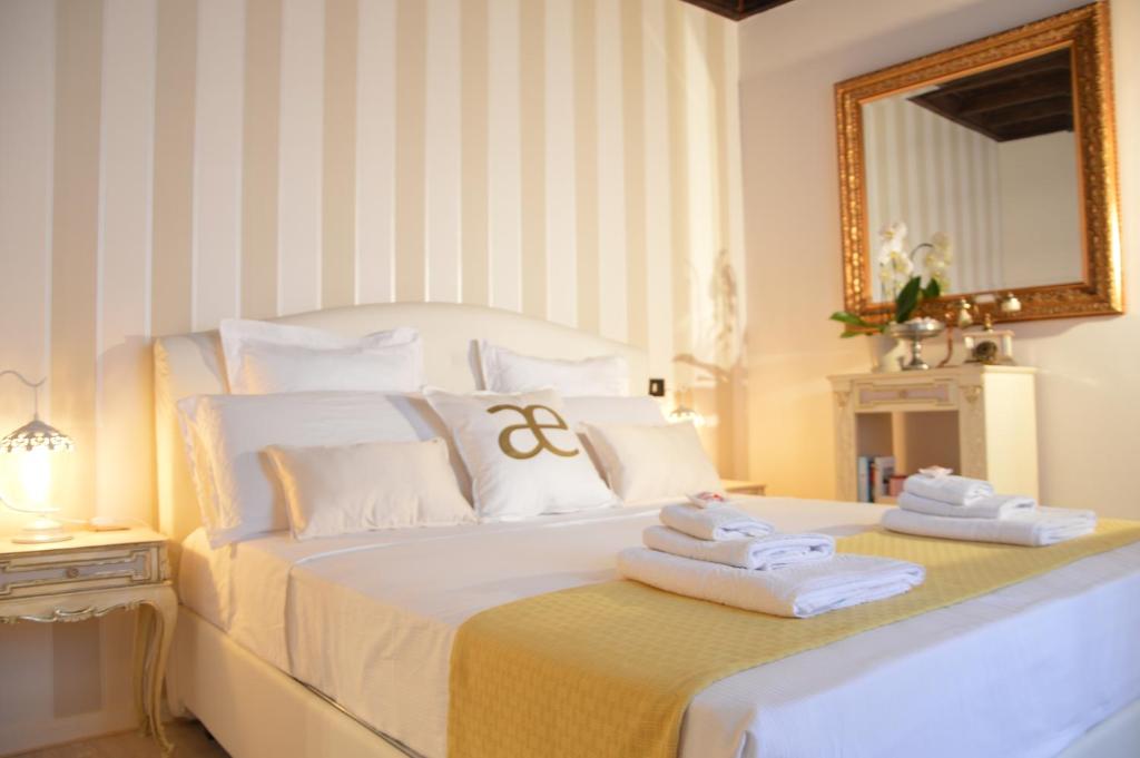 Historic Center - Elegant Apartment with Charming Antiques - Raffaello Inn
