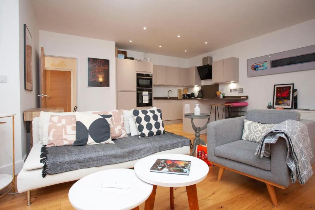 Central Designer 2 Bedroom Apartment in Portland Square