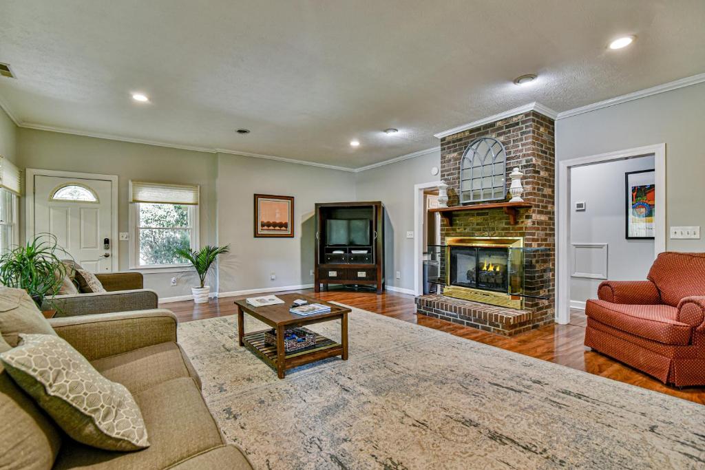 South Asheville home with hot tub just 11 miles to downtown