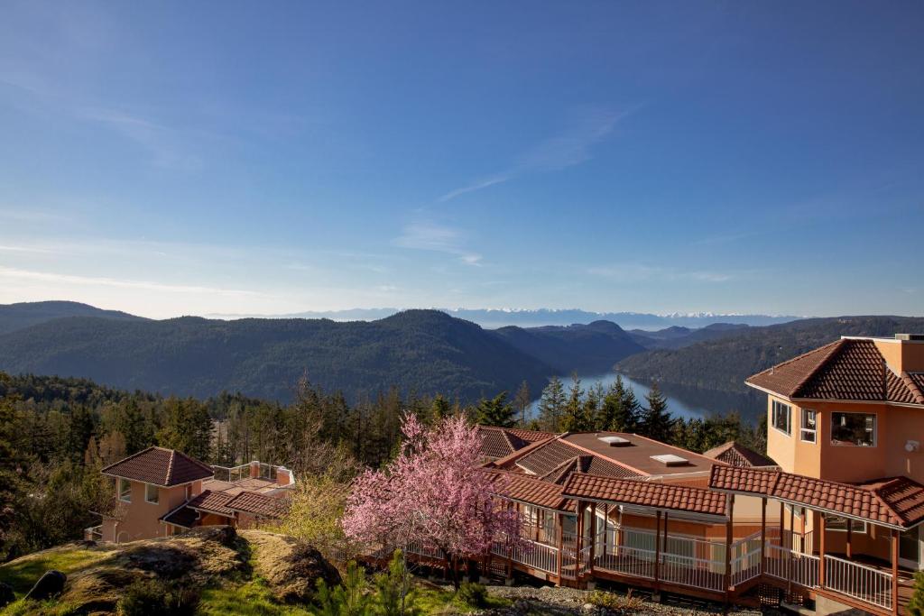 Villa Eyrie Resort (Malahat)