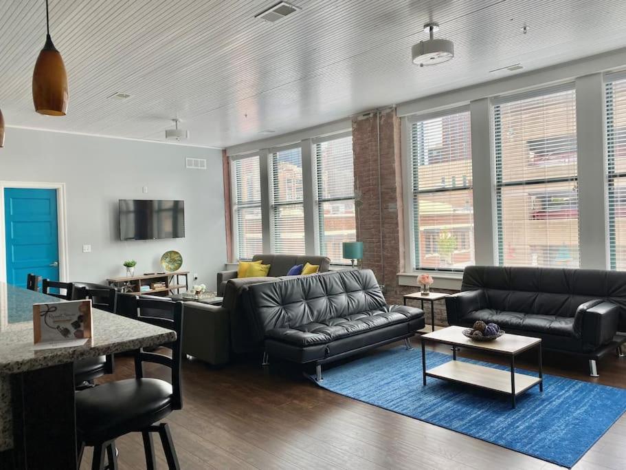 1480Sq ft 2BR 2BA LOFT Downtown KC Historic Build