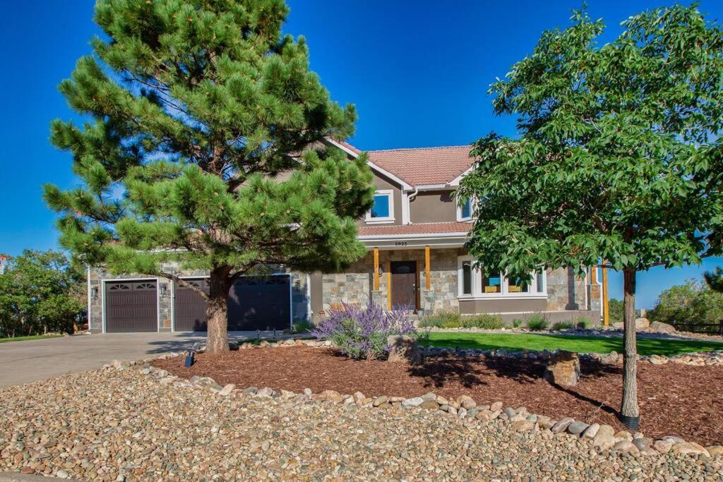 Spacious Family Retreat near USAFA Main attractions HotTub Gaming Slps 14 WiFi
