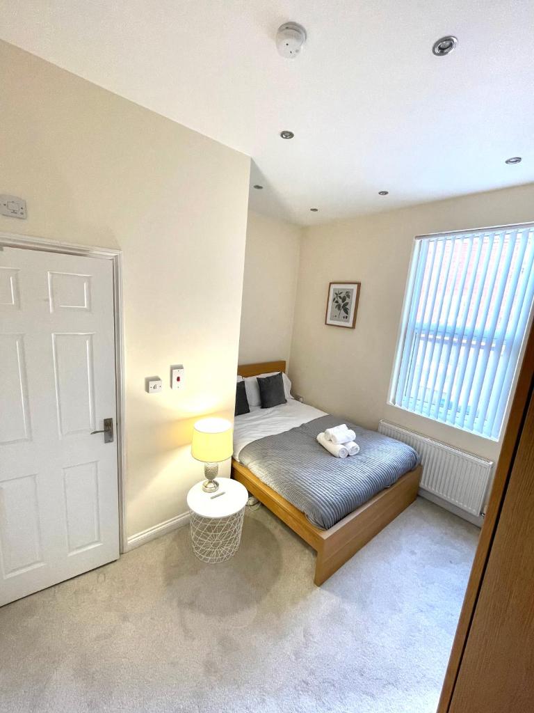 Coventry Spacious Modern 4 Bed 4 Bath House Suitable for NEC BHX Contractors Medical Students Short & Long Stays Bookings Free Parking for 2 Vehicles