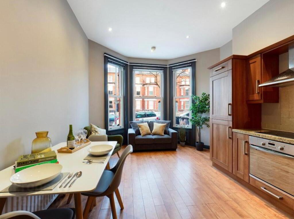 Vibrant 2 bedroom apartment in the city
