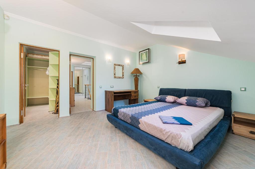 Classical Deribasivska 3-Bedrooms Apartment