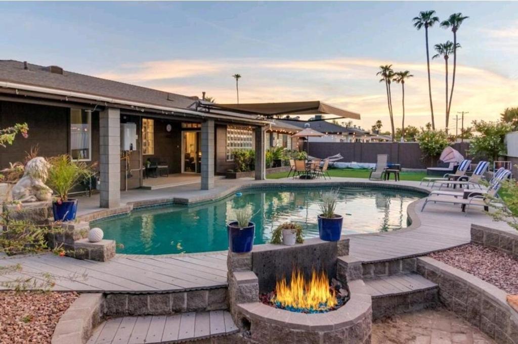 8 Bed Retreat with Pool and Hot Tub only 2 Mi to Old Town