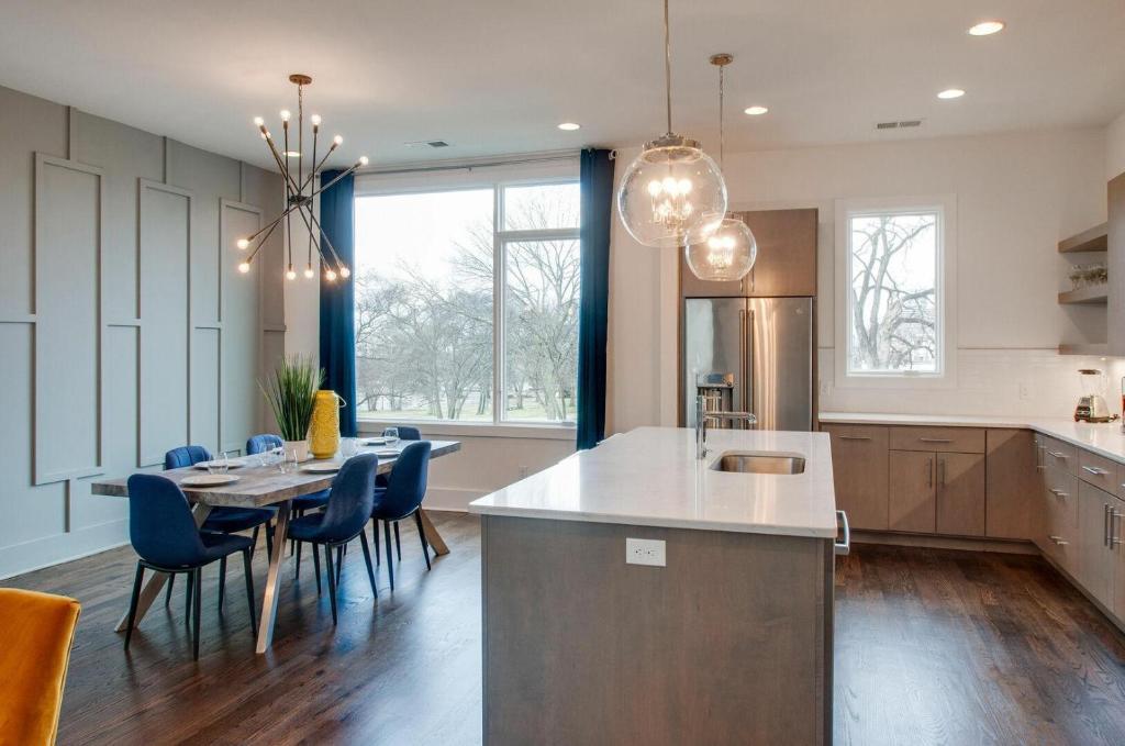 Gulch modern 3 story condo