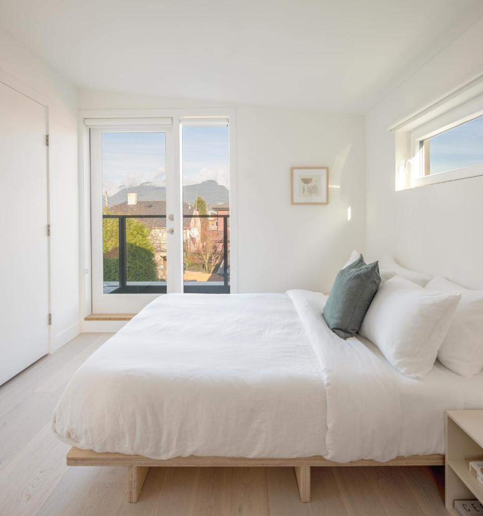 Lovely 2 Bedroom Guest House in East Vancouver