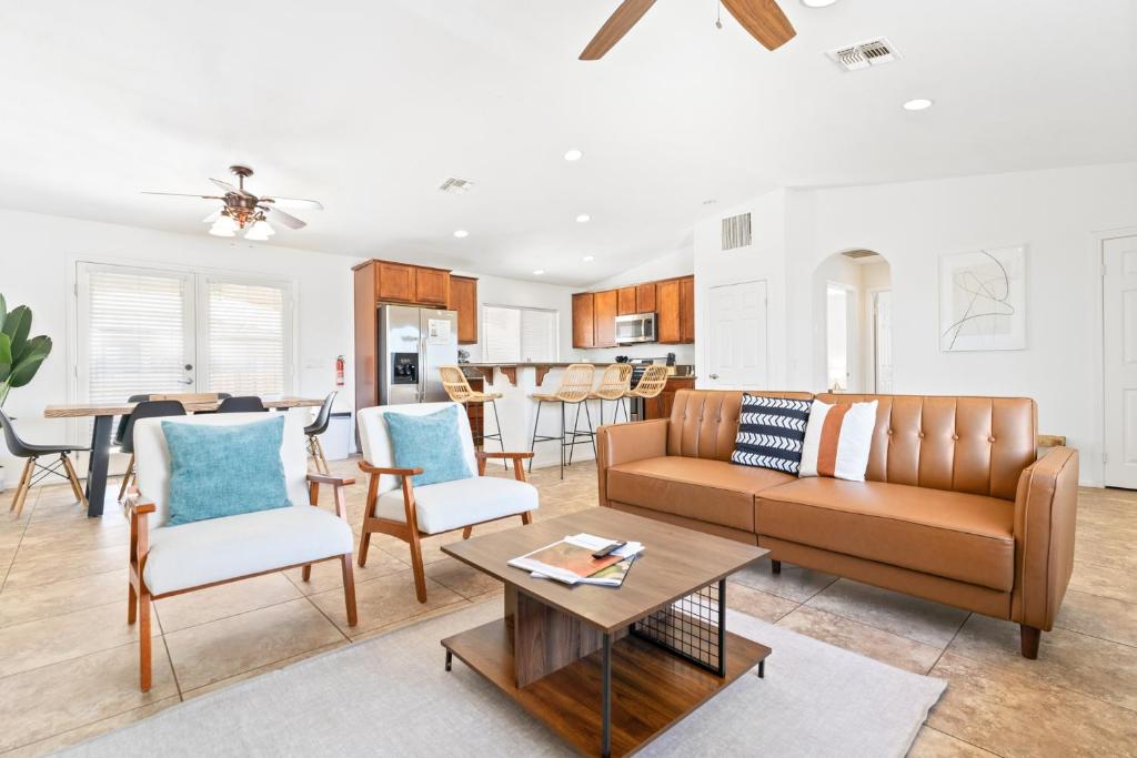 No Housekeeping Fee! 29 Palm Oasis 3 Mi to Joshua Tree
