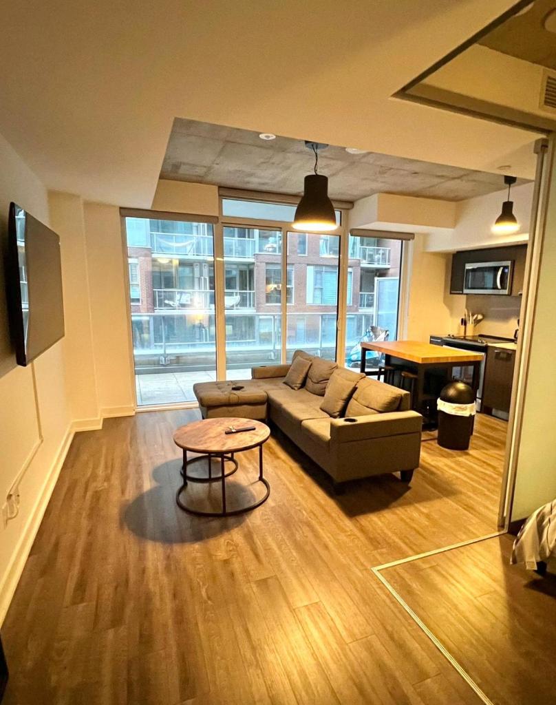 Exquisite one bedroom condo with free parking