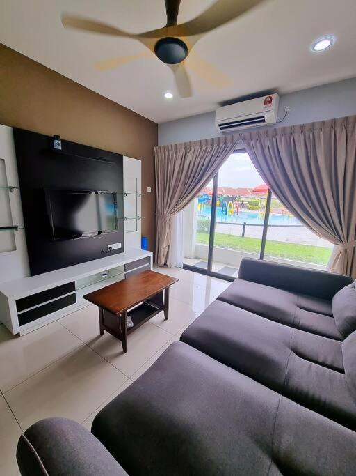 CG8 GroundFloor PoolSide Manhattan Ipoh4-8pax NETFLIX