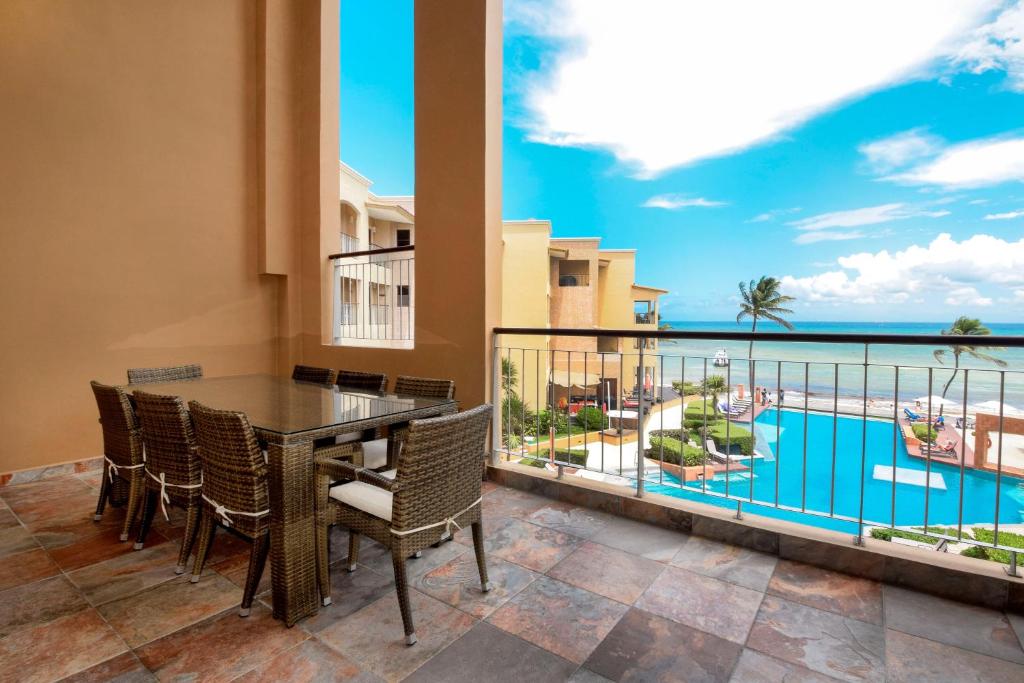 One of our most popular and luxurious El Faro condos Coral 303
