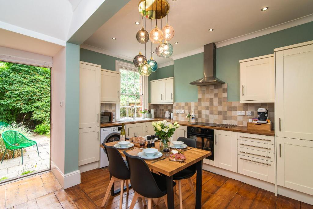 Railway Cottage with garden & parking in heart city