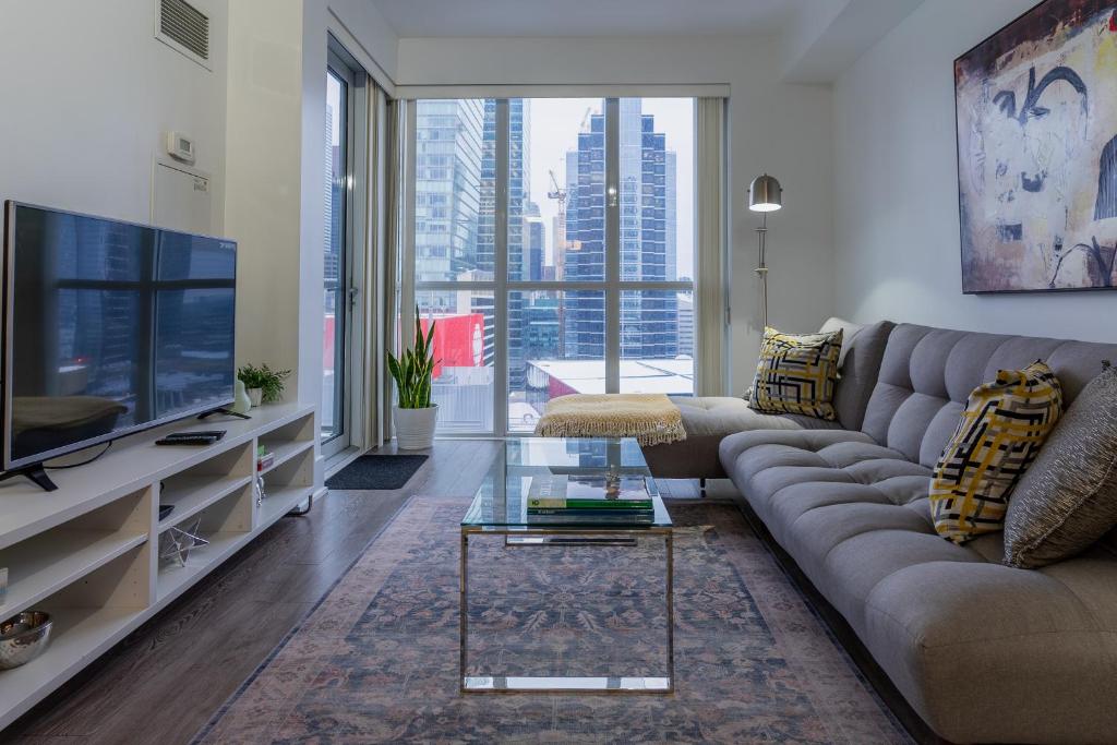 Modern Condo CN Tower View Downtown with Parking