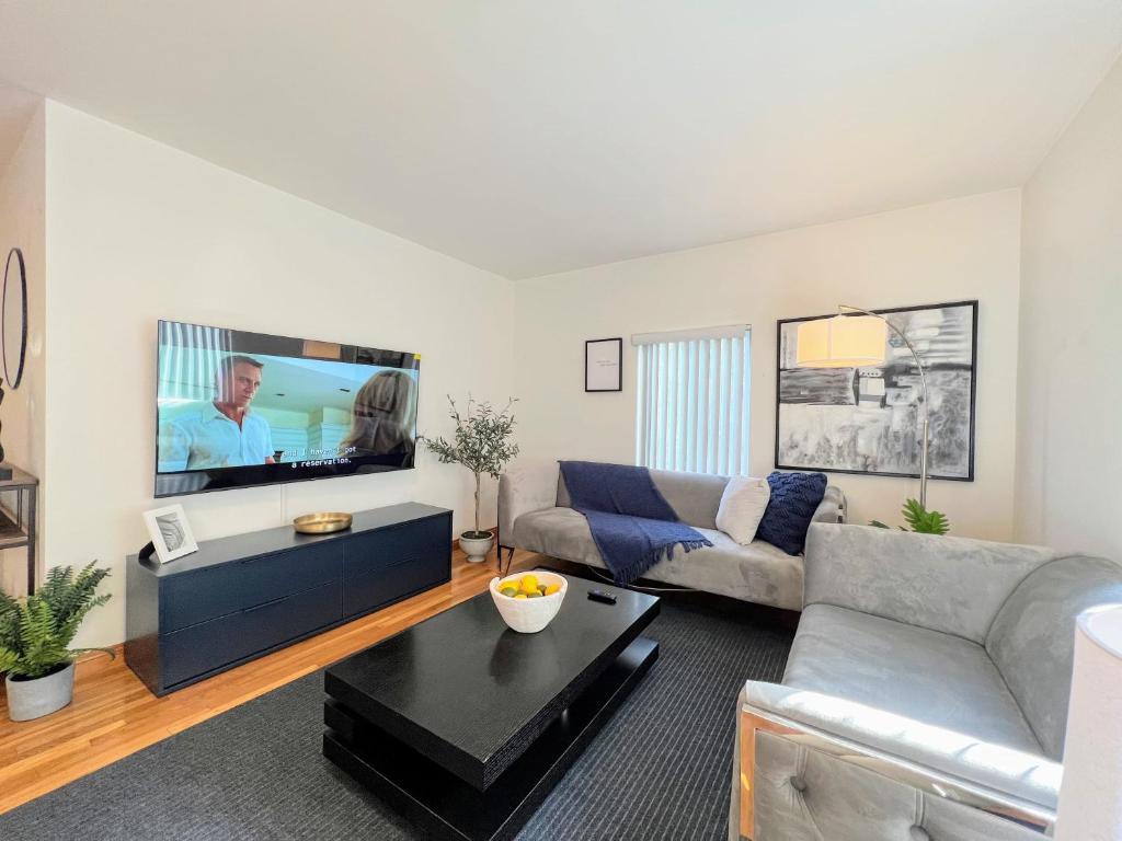 Diamond in Brentwood-Lovely 1 Bedroom Private Unit