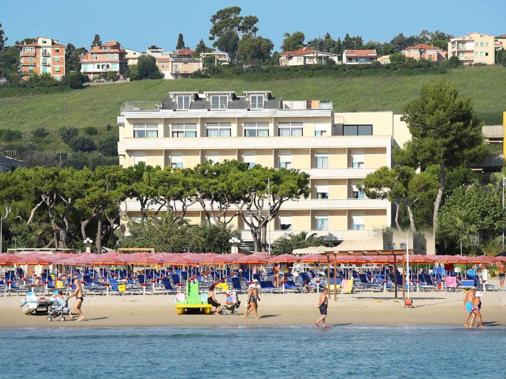 Hotel Cristallo (Giulianova)