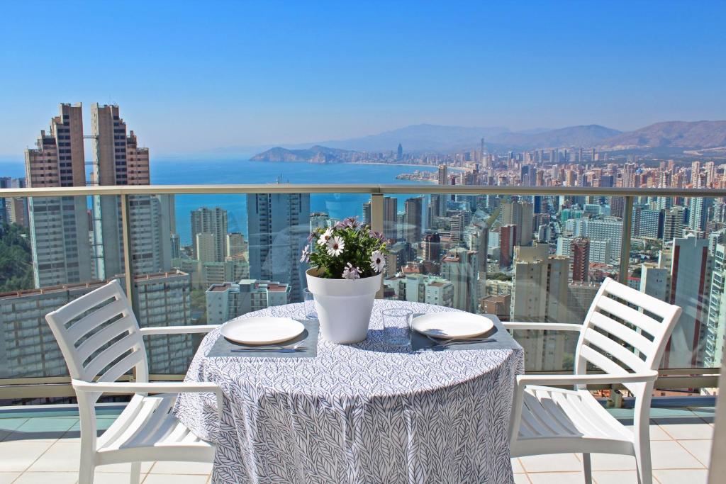 Apartamento de Lujo con terraza privada y vistas al mar en Torre Lúgano