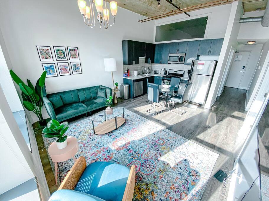 McCormick Place beautiful 2b-2b apartment with optional parking - sleeps up to 6
