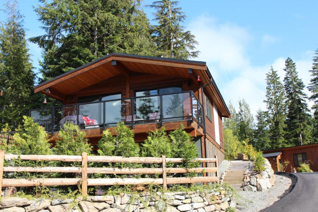 Tilby's Rainbow Cottage (Port Renfrew)