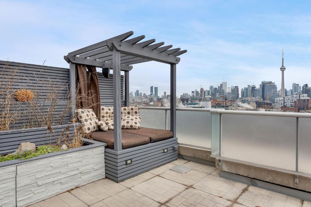 2 Bedroom Suite w Terrace and Parking!
