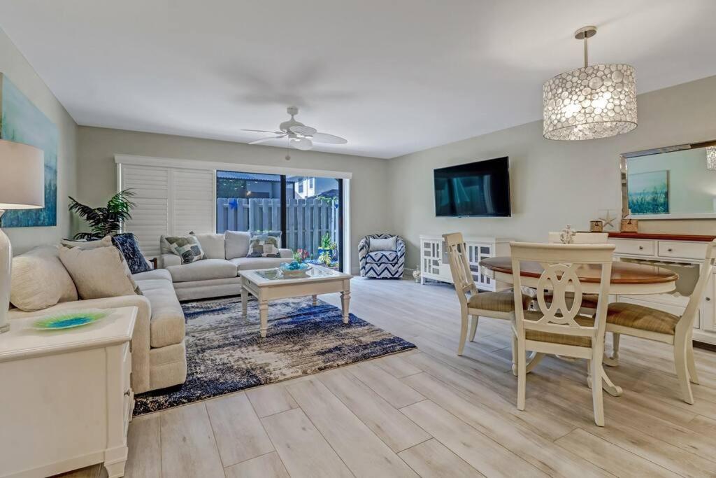 LOCATION! 2 bd/2.5ba near Mercato/VanderbiltBeach.