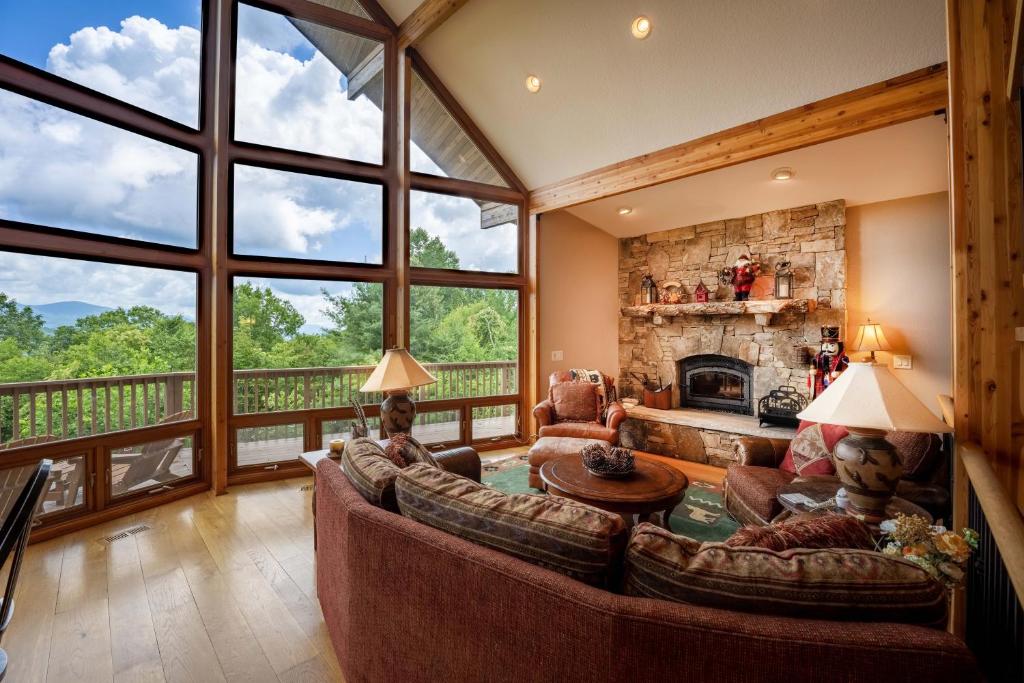 --Mountain Chalet Getaway with Breathtaking View Next to Tail of Dragon-- (Robbinsville)