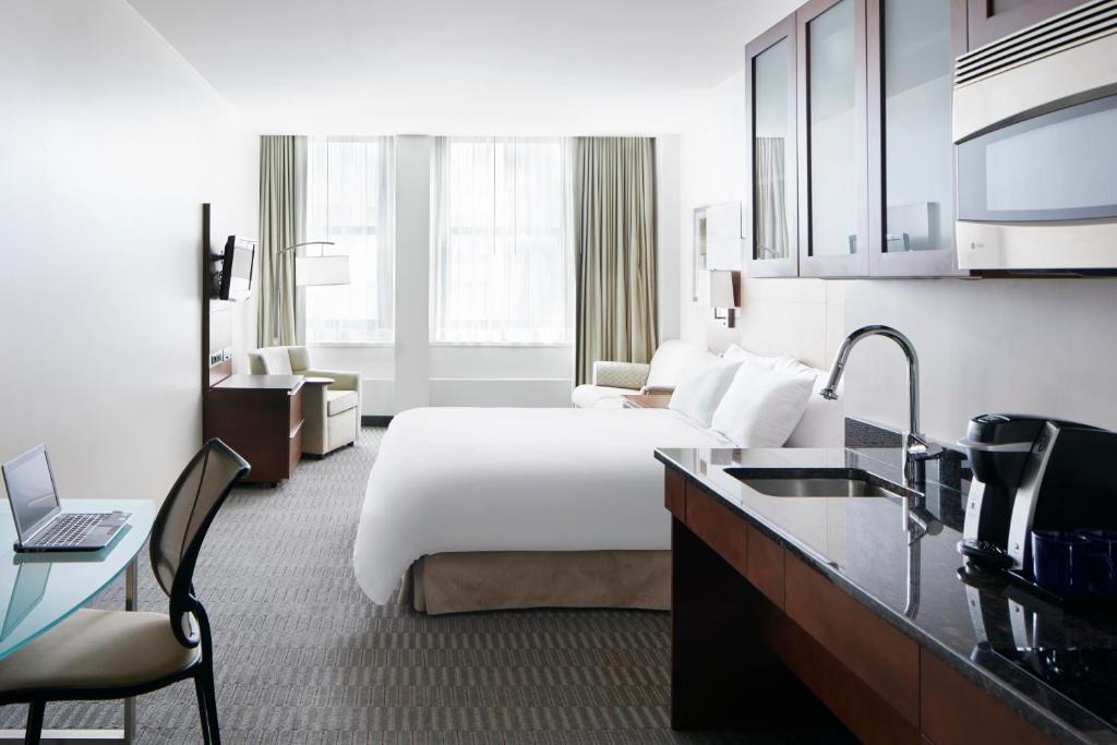 Club Quarters Hotel Wacker at Michigan