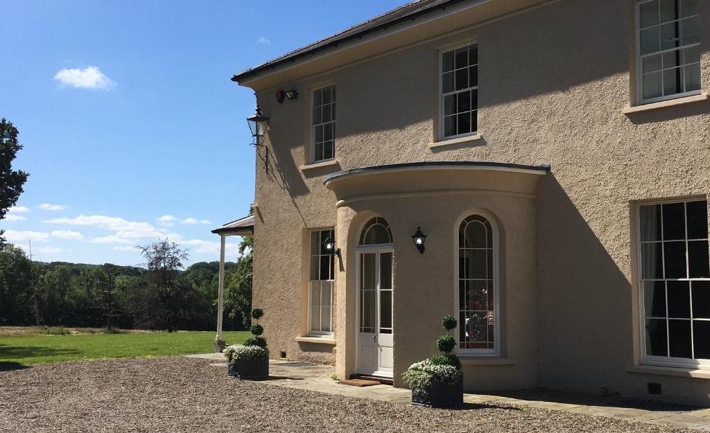 Llwynhelig Manor (Llandeilo)
