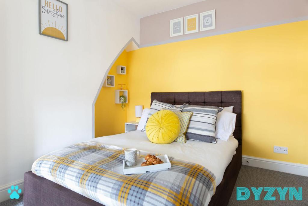 River View - 1 Bed Serviced Apartment in Cardiff City Center - Street Parking - By DYZYN
