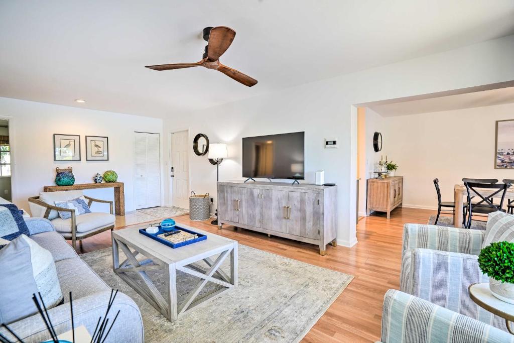 Relaxing Condo with Screened-In Lanai