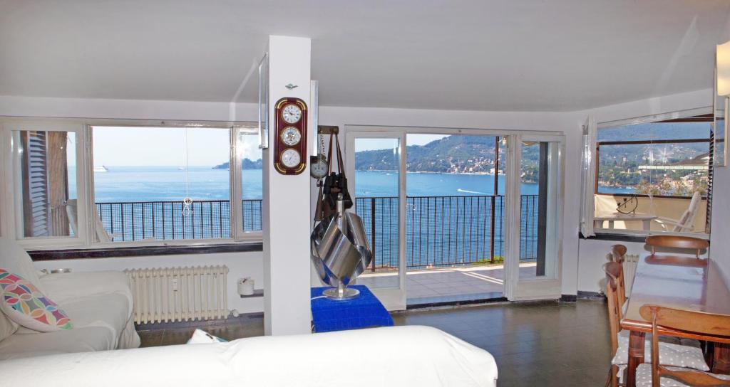 NAUTILUS VISTA MARE MOZZAFIATO a 180 GRADI- POSTO AUTO PRIVATO - 2 CAMERE MATRIMONIALI più 1 DIVANO LETTO SINGOLO-SKY