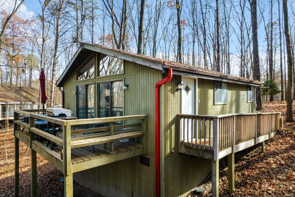 Cabin w Lake & Golf Access Hot Tub Deck & WiFi (Hedgesville)