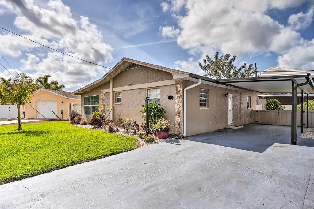 Naples Retreat with Hot Tub and Lanai - 1 Mi to Beach!
