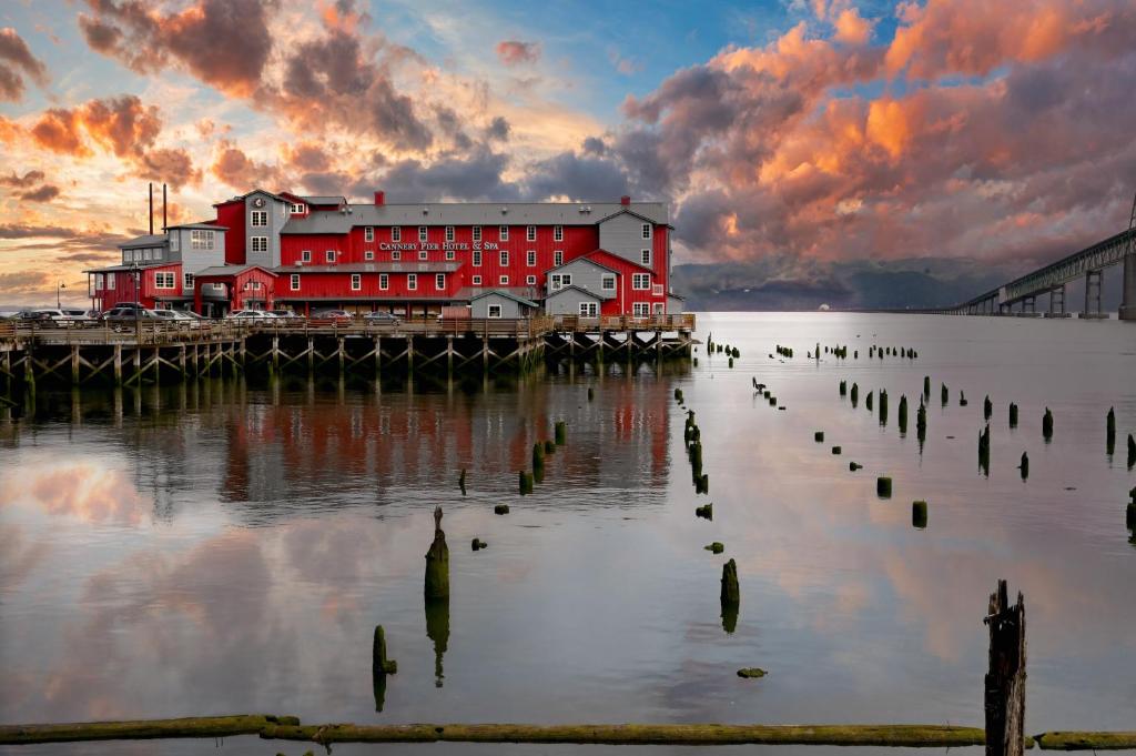 Cannery Pier Hotel & Spa (Astoria, Oregon)