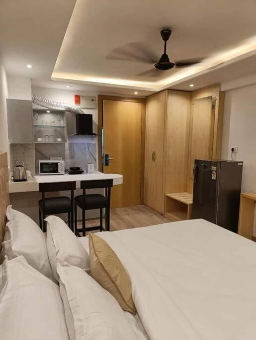 1 Luxurious 5 star studio appt with rooftop pool