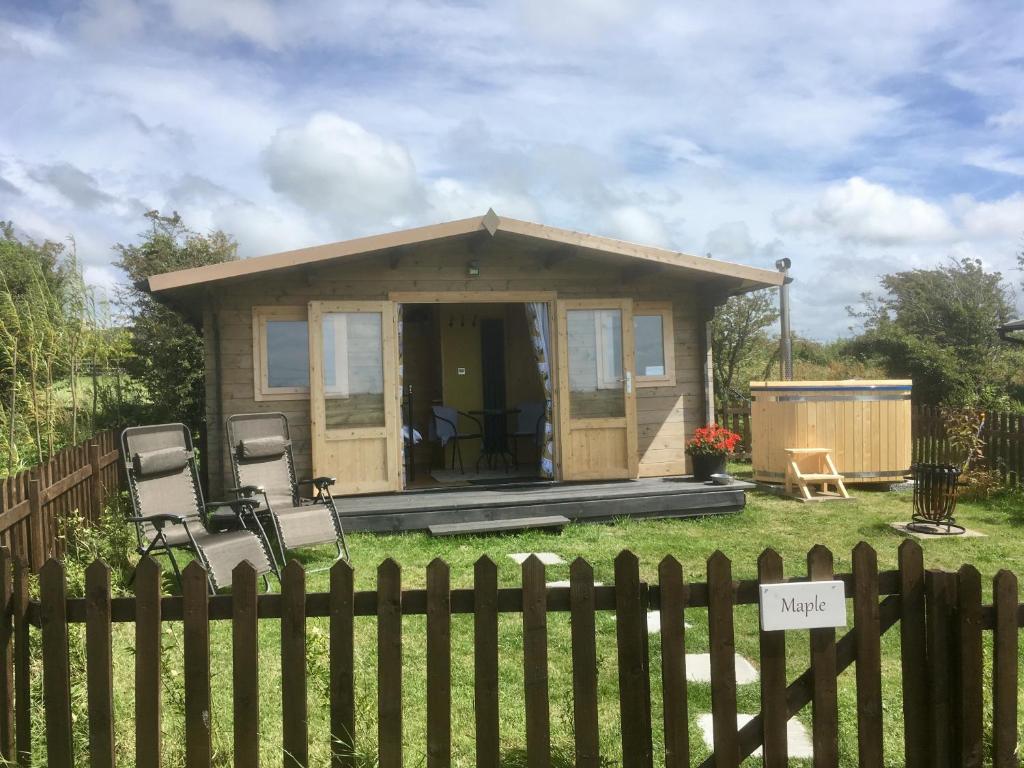 Maple Glamping Hut with HOT TUB (Gwredog)