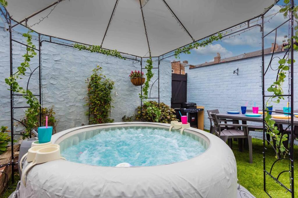 Home in Anfield+hot tub+Free Parking Sleeps 11!