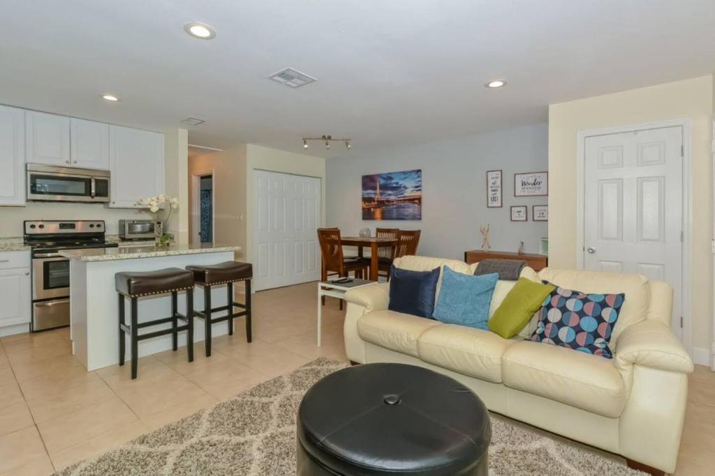 Lovely Cottage near the Beach and Downtown Sarasota