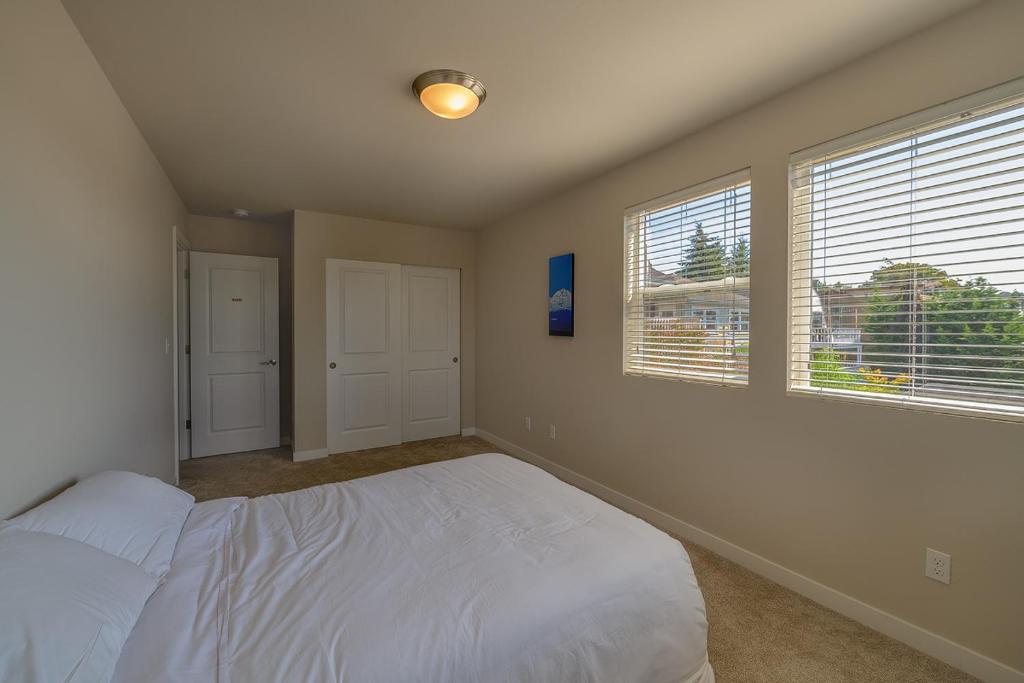 Seattle Urban Village -Private Room- Vashon - Roof Top View Deck