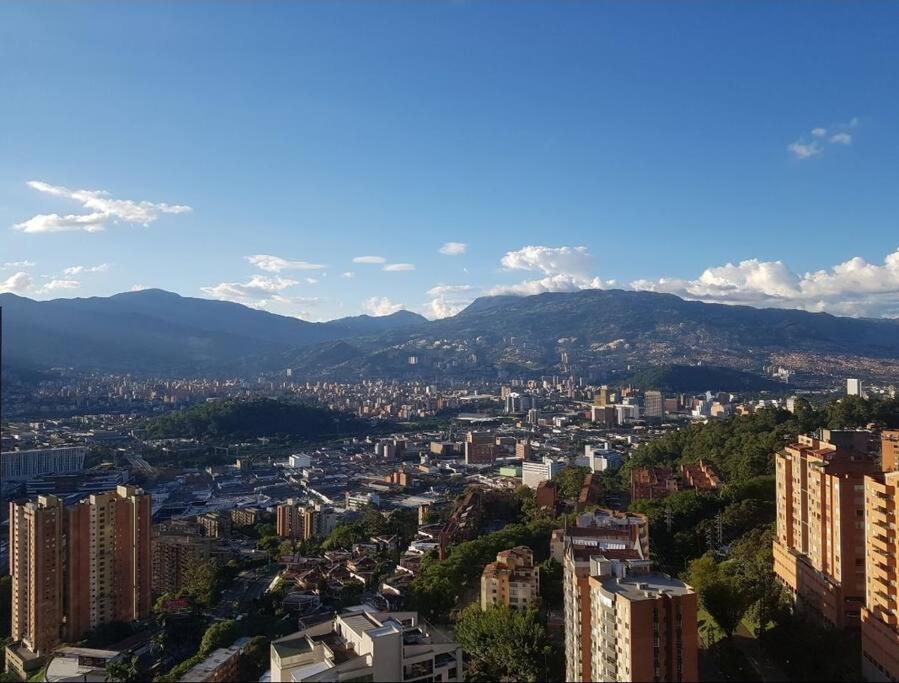 HERMOSO APARTAMENTO EN POBLADO MUY BELLA VISTA Y ALBERCA