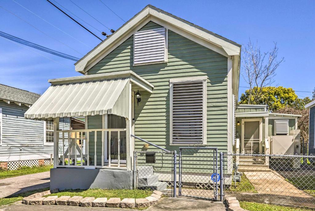 Couples Cottage Near Pleasure Pier and The Strand!