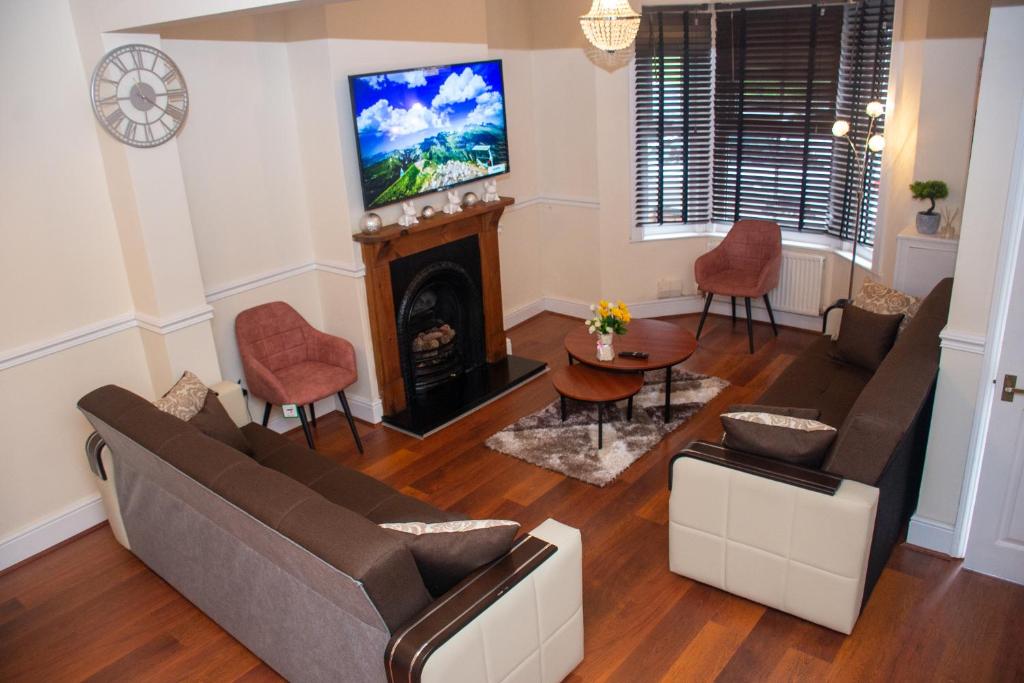 Royale Green View House- free parking