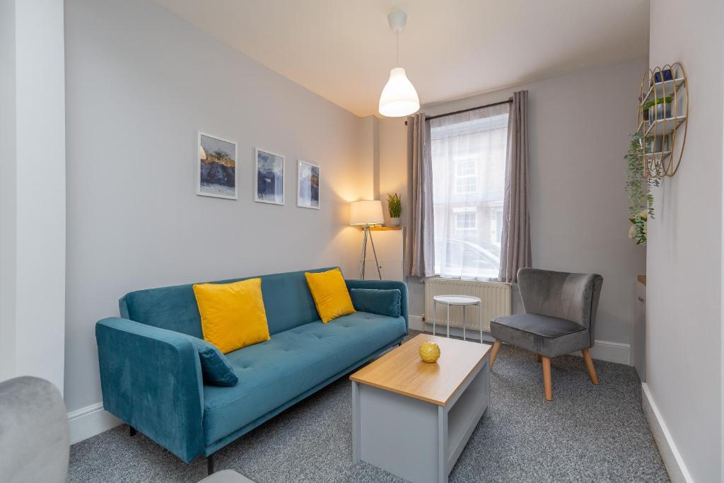 NN1 - Northampton 2 Bedroom House Near Train Station & Town Centre for Business Travellers Family