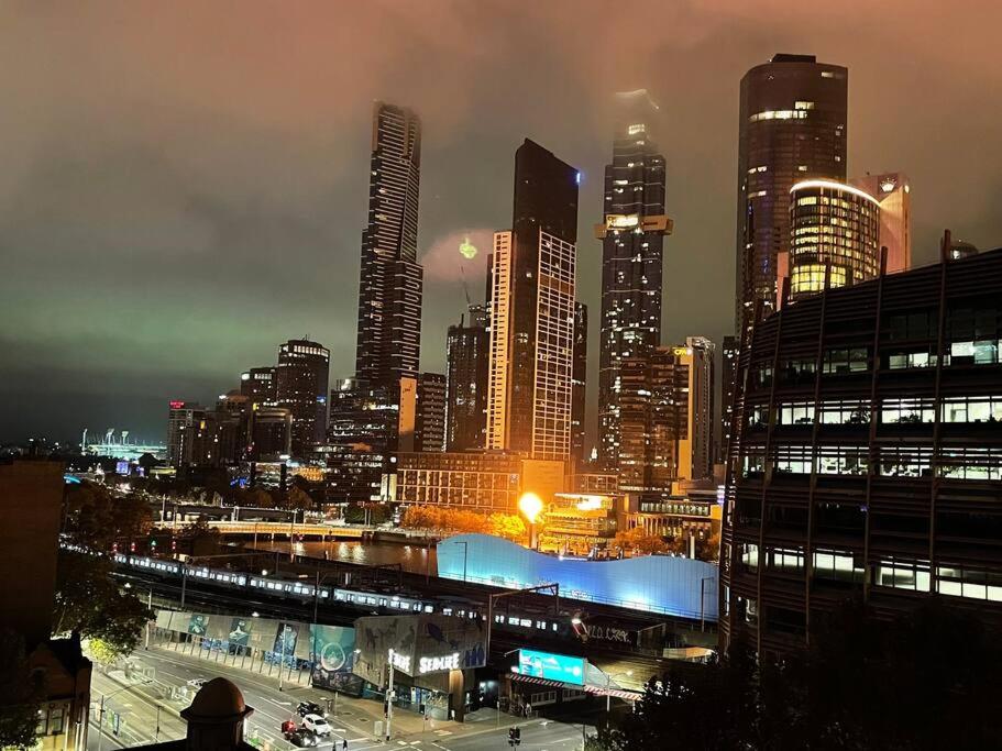 ‘Sunrise on Aura’ Apartment with stunning views.