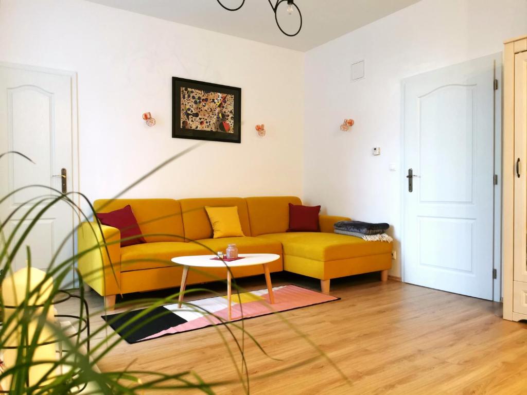 CozyHome The Castle Apartment - Spacious