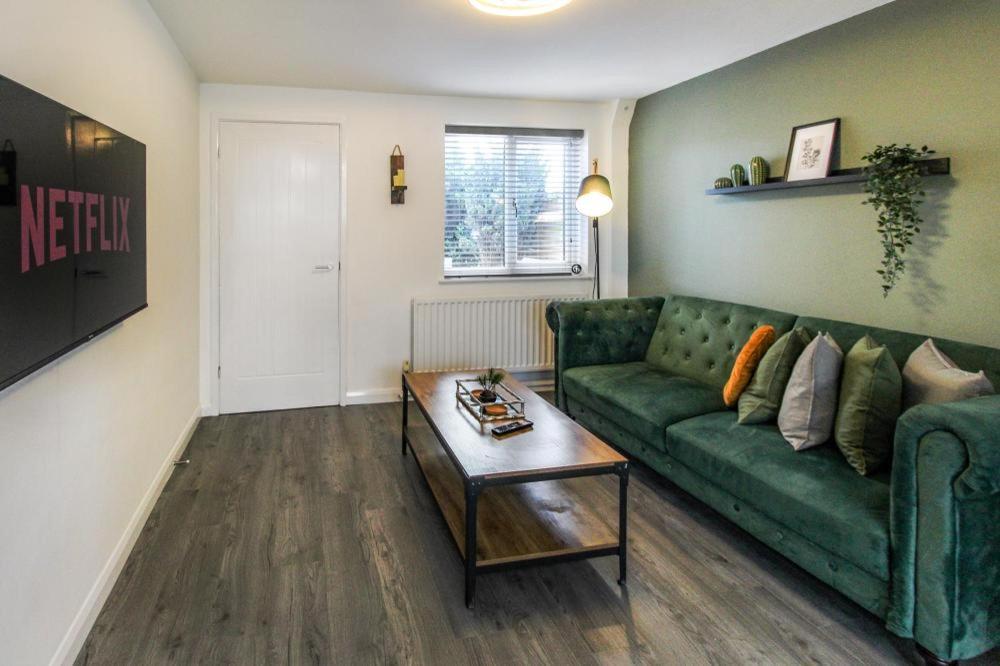 2 Bed Townhouse with Free Parking